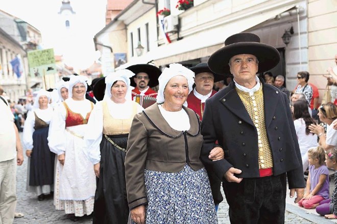 V slavnostnem sprevodu se je včeraj skozi Kamnik sprehodilo več kot 2000 narodnih noš. 