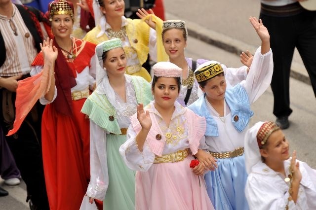 Bogastvo simbolne različnosti: v Kamniku parada narodnih noš (foto)