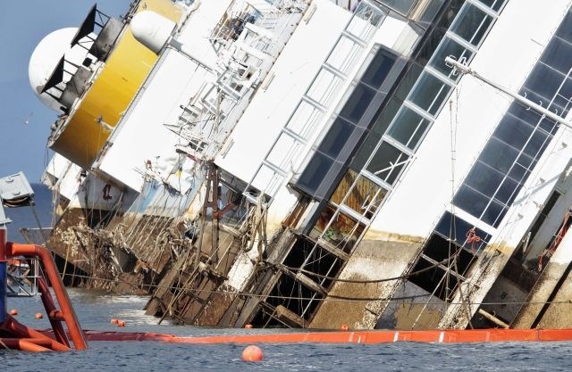 115.000 ton težko Costo Concordio že ločili od grebena, pod njo niso našli trupel (foto in video)