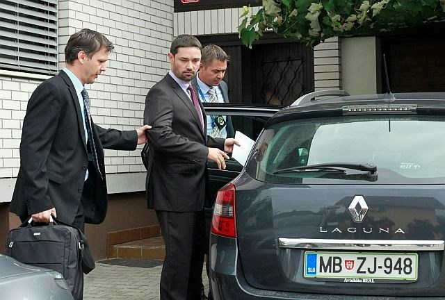 Predsednika uprave NLB Janka Medjo (v sredini) so kriminalisti  včeraj odpeljali z njegovega doma. Na prostost so ga...