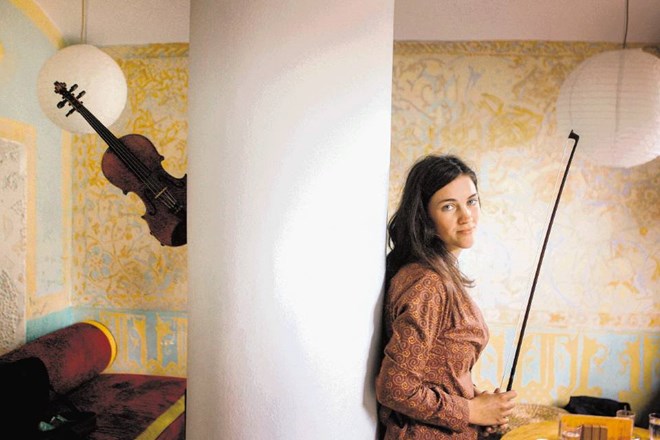 Ana Kravanja je po izobrazbi sicer slikarka, trenutno pa se posveča predvsem nežanrski glasbeni improvizaciji. 