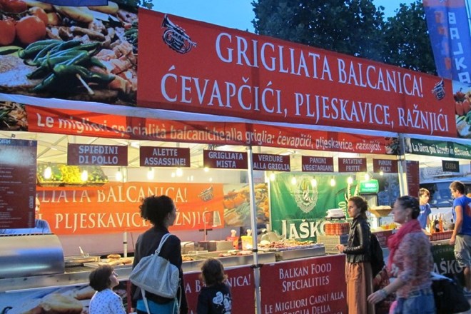 Dobršen del goriških ulic so zasedli tisti, ki so ponujali balkanske specialitete. Foto: Jani Alič  