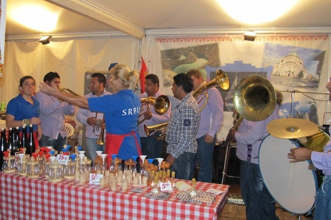 Argentinci z Maradono in Che Guevaro, Srbi s trubači in plesom