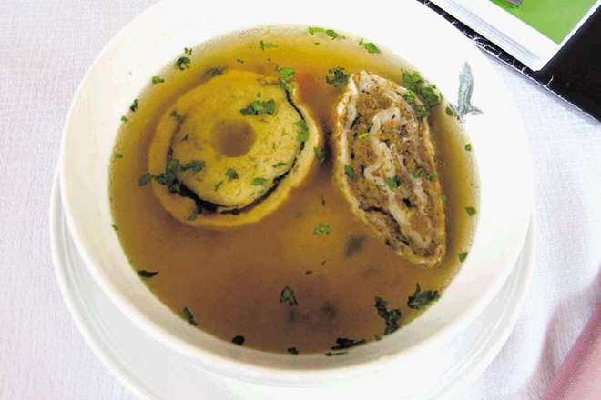 Gamsja juha z mesnim štrukljem je lahko odlična samostojna jed. 
