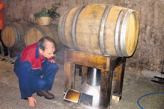 Igor Skubin, kletar vina motnik, pri pripravi soda za dimljenje z mediteranskimi zelišči 