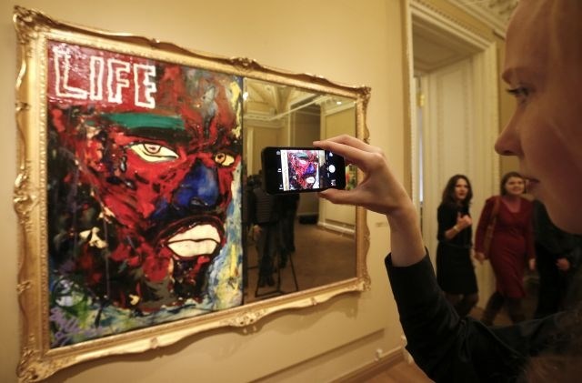 “Rambo” v Rusiji razstavil svoje abstraktne slike (foto)