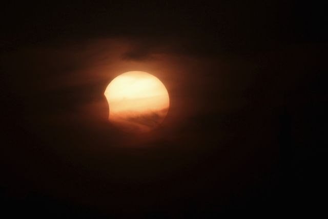 Čudovite podobe hibridnega Sončevega mrka (foto)