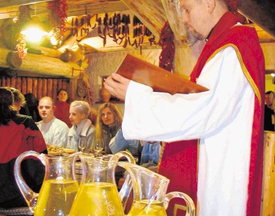 Ob martinovem se ljudje pogosto našemijo v škofe in druge duhovne, ki simbolično blagoslavljajo vino ter ga s tem dokončno...