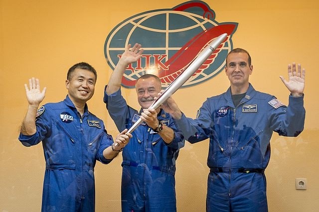 Člani posadke so 53-letni ruski kozmonavt Mihail Tjurin (v sredini), Američan Rick Mastracchio (desno) in Japonec Koiči...
