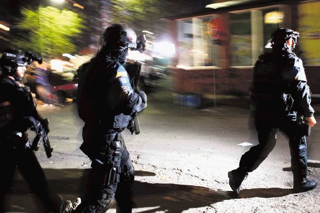 Eulexovi policisti hitijo na volišče v srbskem delu Kosovske Mitrovice, nad katerim so se znesli neznanci. AP 