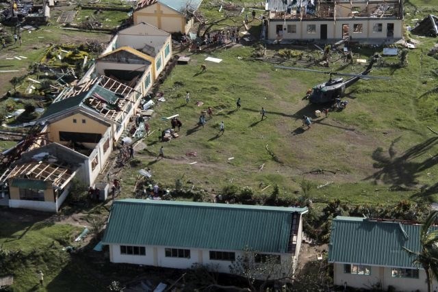 “Oklepal sem se droga in molil”: Pustošenje super tajfuna na Filipinih primerjajo z uničujočim cunamijem iz leta 2004 (foto...