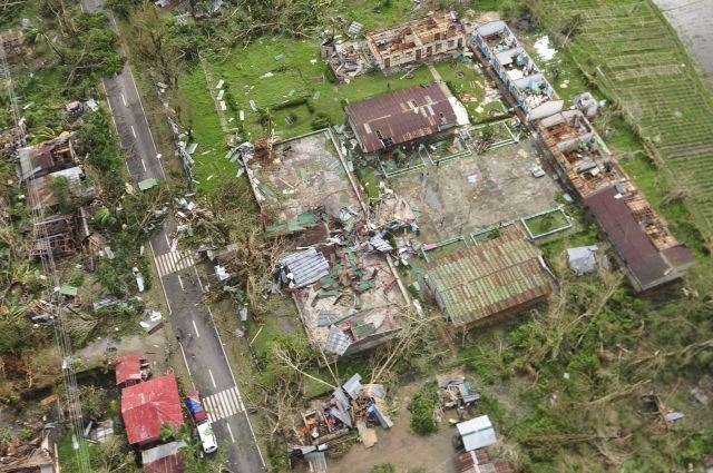 “Oklepal sem se droga in molil”: Pustošenje super tajfuna na Filipinih primerjajo z uničujočim cunamijem iz leta 2004 (foto...