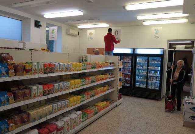 V Mariboru so odprli socialno trgovino Sotra s cenejšimi izdelki za socialno ogrožene (foto)