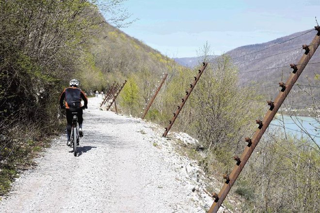Po dokončani in varni kolesarski poti med Solkanom in Plavami naj bi se kolesarji zapeljali maja 2015. 