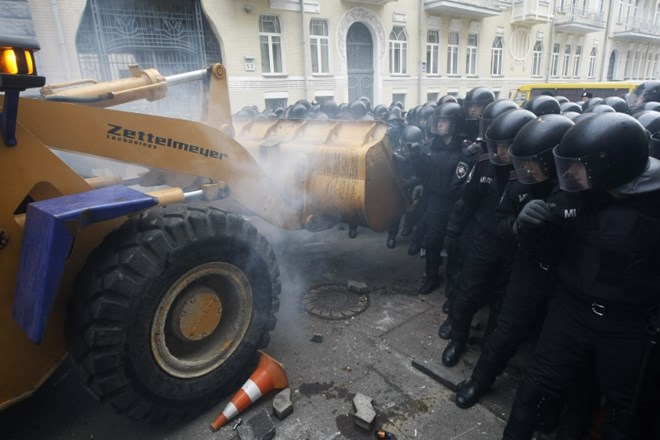 Protestniki so policijske barikade poskušali prebiti tudi z buldožerjem.    