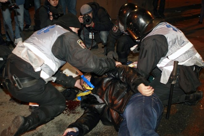 Protesti v Kijevu: protestniki z buldožerji poskušali predreti barikade (foto)