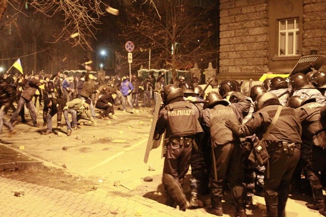 Protesti v Kijevu: protestniki z buldožerji poskušali predreti barikade (foto)