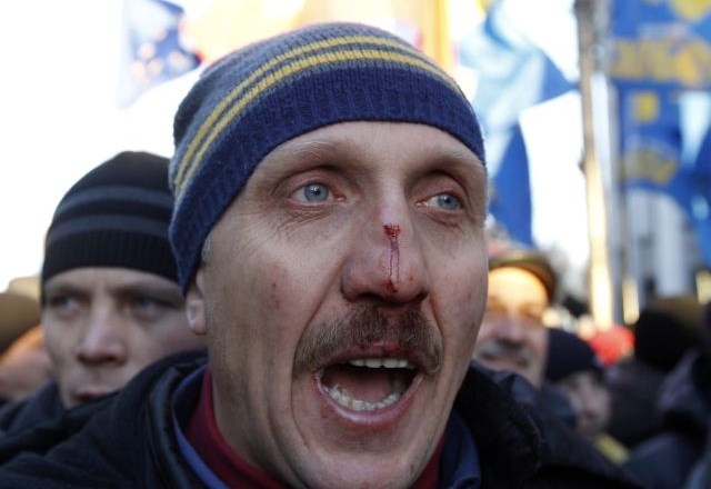 Ukrajinska vlada je preživela nezaupnico, pred parlamentom na tisoče protestnikov (foto)