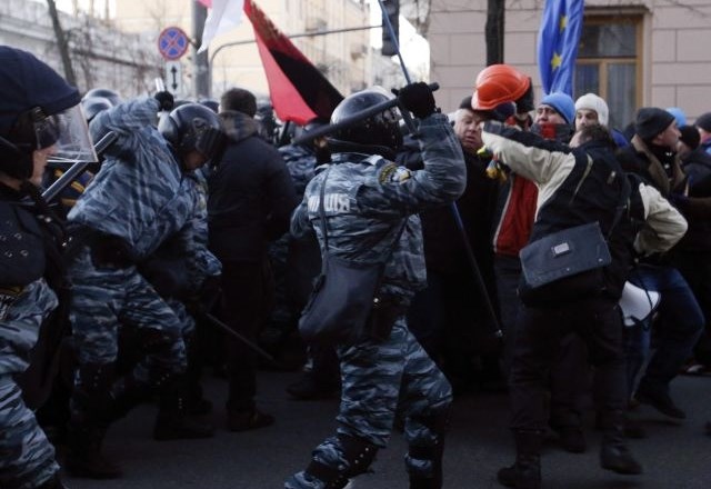 Ukrajinska vlada je preživela nezaupnico, pred parlamentom na tisoče protestnikov (foto)