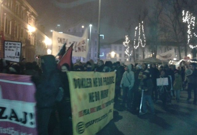 400 protestnikov zahtevalo konec korupcije in etično ravnanje politikov (foto)