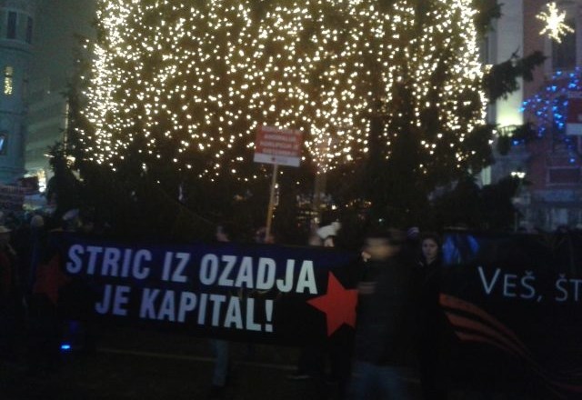 Protestniki na Prešernovem trgu. 