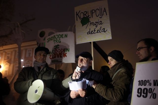 400 protestnikov zahtevalo konec korupcije in etično ravnanje politikov (foto)