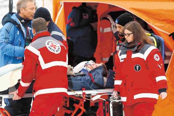 Zmagovalca sobotne tekme, Avstrijca Thomasa Morgensterna, so pa padcu dan kasneje s helikopterjem prepeljali v bolnišnico. 