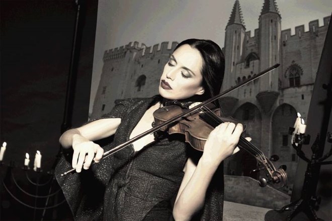 Anja Bukovec: Imam dobre izkušnje z novimi inštrumenti, goslarstvo se nenazadnje razvija. Všeč mi je tudi, ker se lahko z...