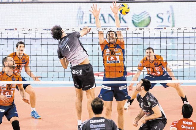 Odbojkarji ACH Volley (v oranžnem) so v Stožicah sinoči doživeli poraz proti italijanski Piacenzi. 