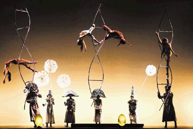 La Verità je sijajna gledališka predstava z izjemnimi akrobatskimi figurami, navdihnjenimi z nadrealistično poetiko. 