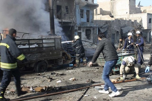 Sirska letala nad Alep s sodi, polnimi razstreliva TNT; med mrtvimi tudi več otrok (foto)