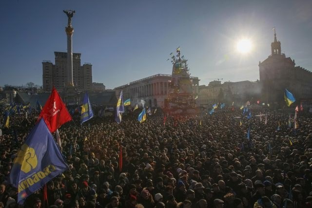 Protestni val v Ukrajini pojema: pričakovali večstotisočglavo množico, zbralo se jih je 40.000 (foto)