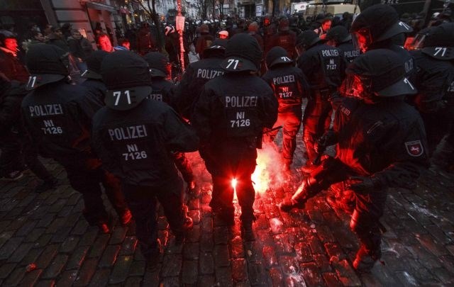 V Hamburgu najhujši izgredi v zadnjih letih: ranjenih kar 500 protestnikov in 120 policistov (foto in video)