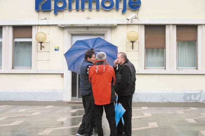 Nekaj čez trideset nekdanjih delavcev Primorja se je včeraj zbralo pred upravno stavbo ajdovskega gradbinca in neuspešno...