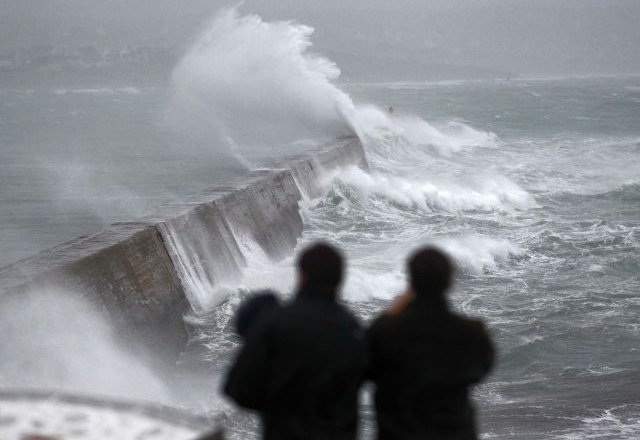 Slabo vreme v Veliki Britaniji in Franciji: izpadi elektrike, zid se je zrušil na dečka, pogrešajo mornarja