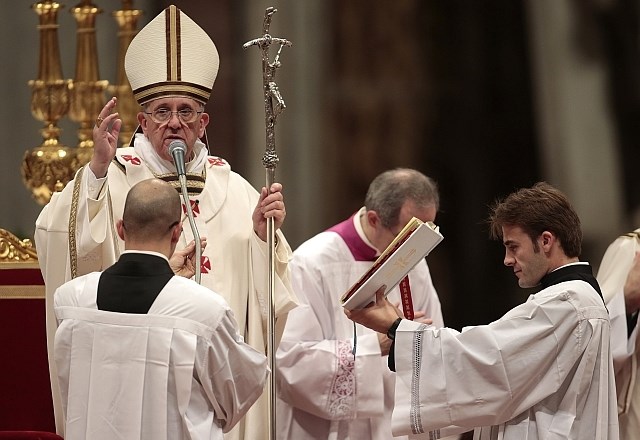 Papež Frančišek med polnočnico. (foto: Reuters) 