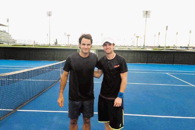 V Dubaju je Blaž Kavčič (desno) treniral skupaj z najboljšim igralcem vseh časov Rogerjem Federerjem (levo) ter tudi z...