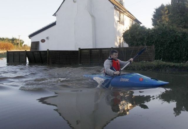 Veliko Britanijo zajela nova nevihta: močan veter, poplave, nekatere ceste so zaprte (foto)