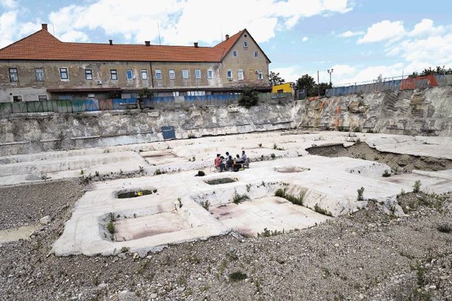 Za 8700 kvadratnih metrov veliko gradbeno jamo na Studencih je podjetje Ebla odštelo samo 610.000 evrov. 
