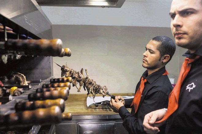 Glavnino ponudbe v restavraciji Rodizio de Brasil predstavlja meso, pečeno in postreženo na nabodalih. 