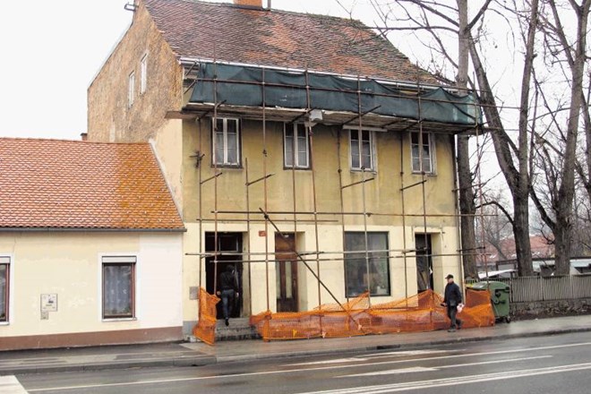 Zgradba na Mariborski cesti, v kateri že dolga leta živijo celjski Romi, je predvidena za rušenje. 