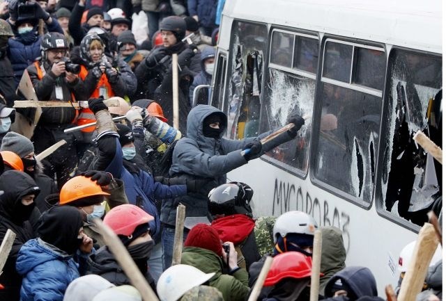 Protestniki so napadli tudi policijski avtobus, s katerim so jim preprečili dostop do parlamenta. 