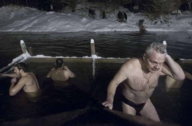 Rusi v počastitev Jezusovega krsta v ledeno mrzlo vodo tudi pri - 45 stopinj Celzija (foto)