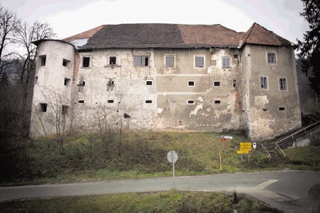 Zapuščen in poškodovan trebanjski grad 