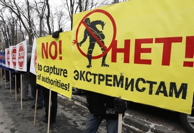 Pred parlament so se s transparenti danes odpravili tudi podporniki predsednika Viktorja Janukoviča. 