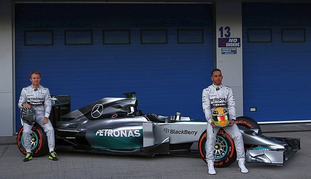 Mercedesova dirkalnika bosta tudi v tej sezoni vozila Nico Rosberg in Lewis Hamilton. (Foto: Reuters) 