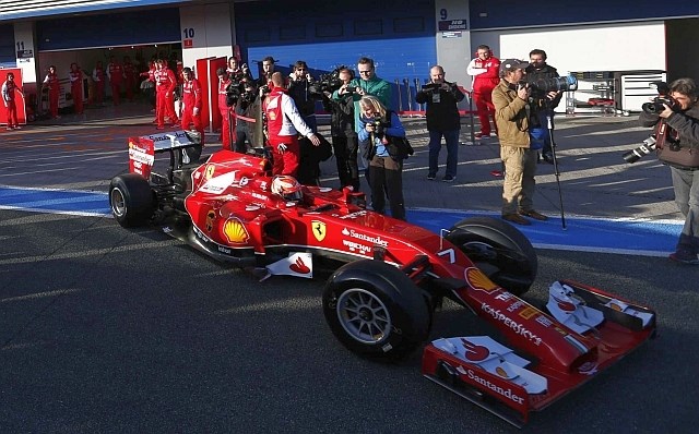 Po spletni predstavitvi je prvič v živo nov dirkalnik pokazal tudi Ferrari. (Foto: Reuters) 