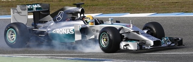 Lewis Hamilton je imel na prvem testiranju precej težav z novim dirkalnikom, kasneje ga je tudi zapeljal s proge in pristal v...
