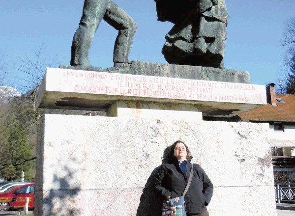 Španska turistka in turistična vodnica pod kipom, katerega sporočila ji ni uspelo razvozlati.  