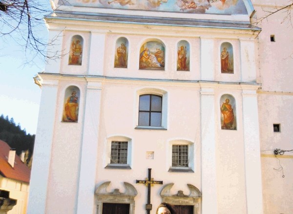 Čeprav je bila cerkev svete Ane zaprta, sta lahko občudovali njene zunanje poslikave. 